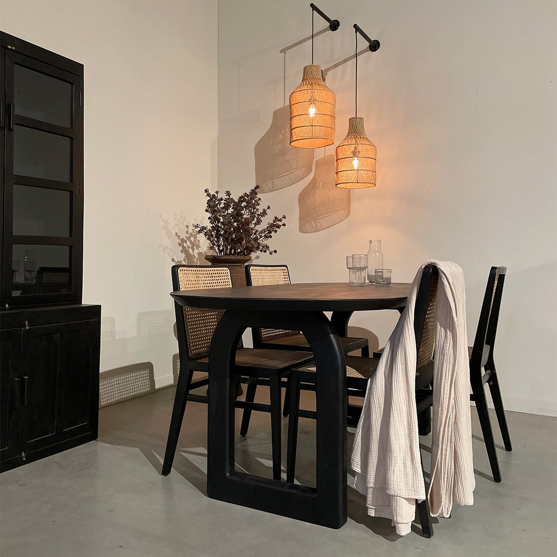 Bullnose eettafel zwart open onderstel