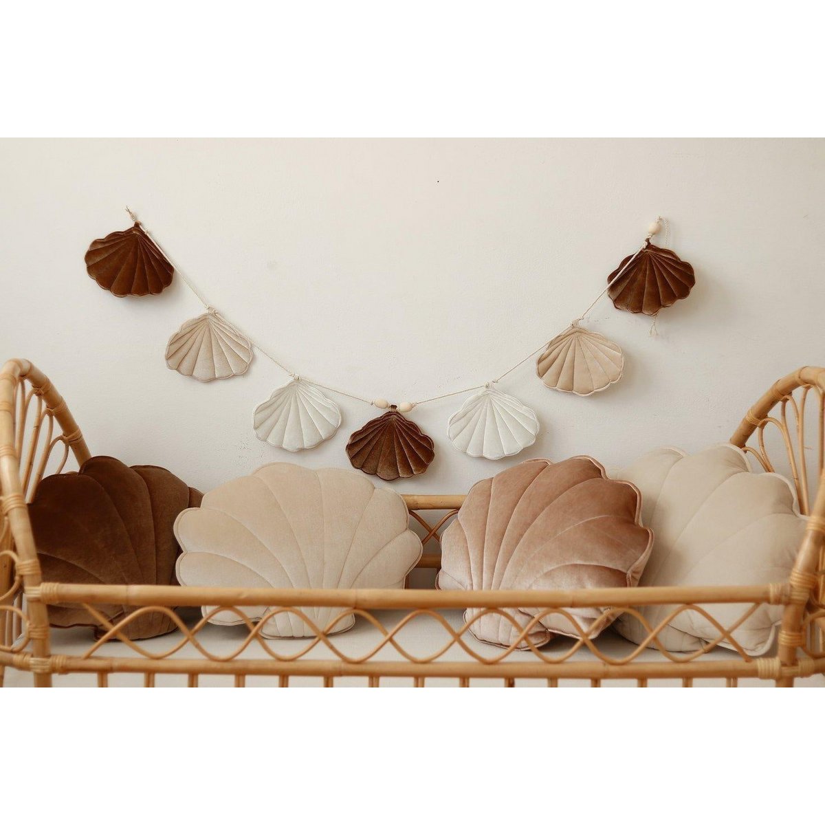 Fluwelen slinger "Beige Pearl" met schelpen