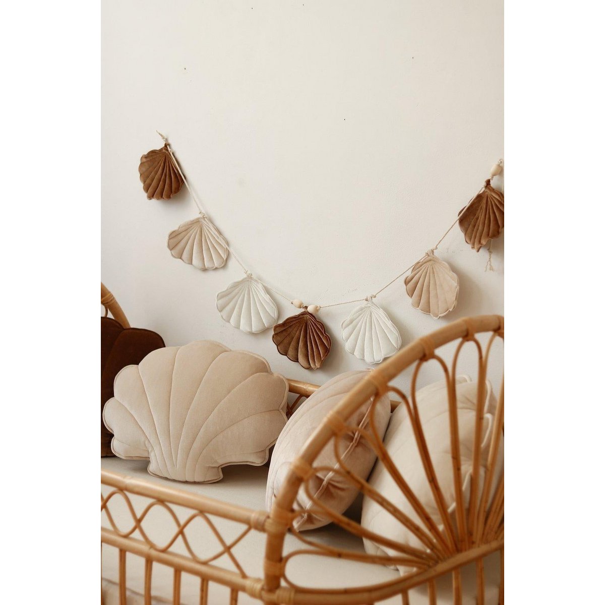 Fluwelen slinger "Beige Pearl" met schelpen