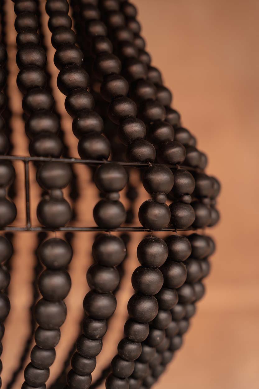 Detail van het materiaal van kroonluchter van houten kralen traanvormige zwart 40 cm