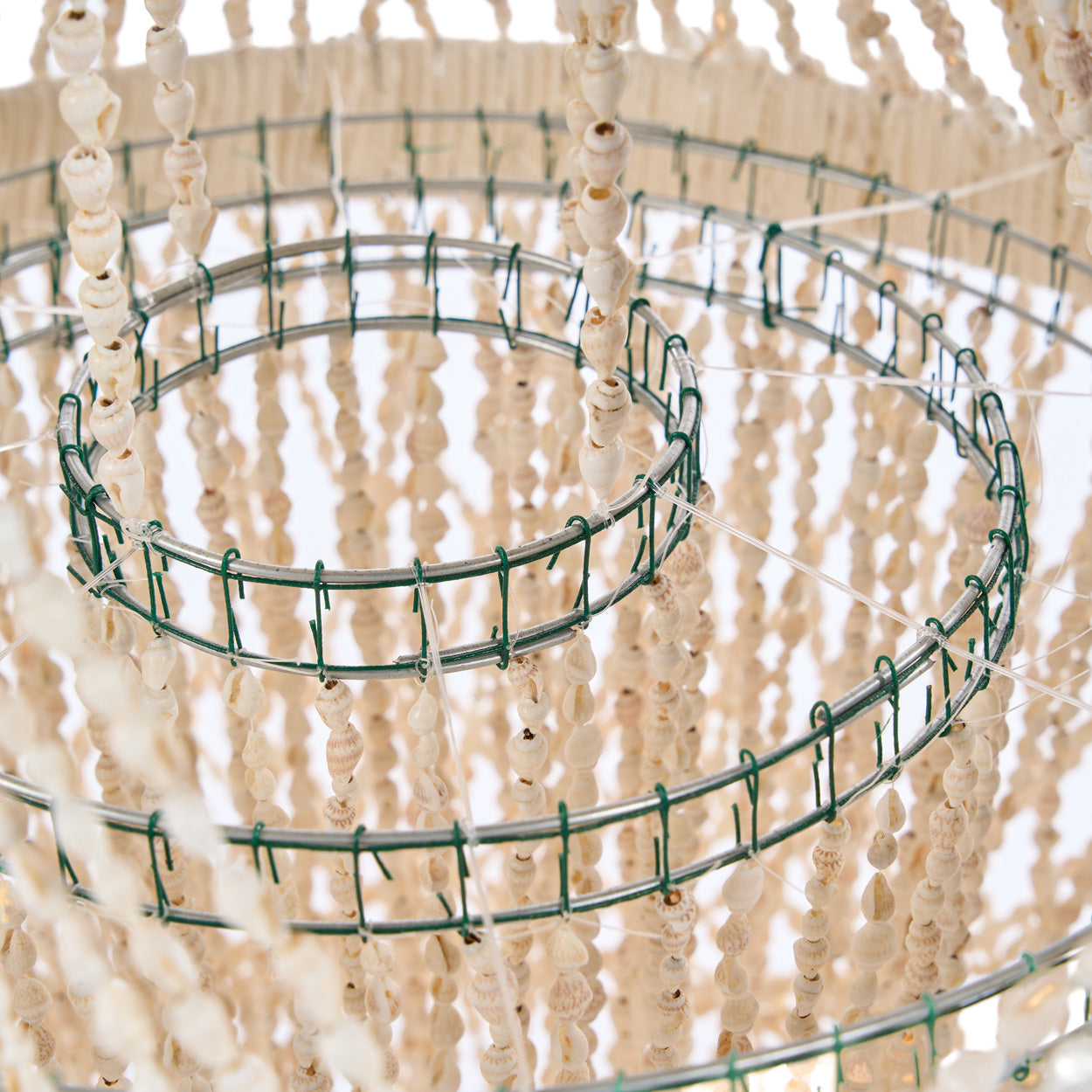 Schelpenkroonluchter Oceaan Toren naturel 40 cm detail