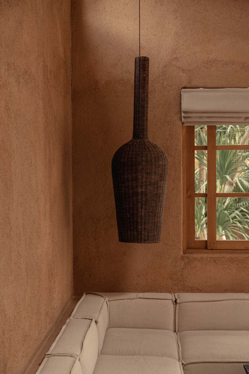 Zijaanzicht van rotan hanglamp amphora 50 cm