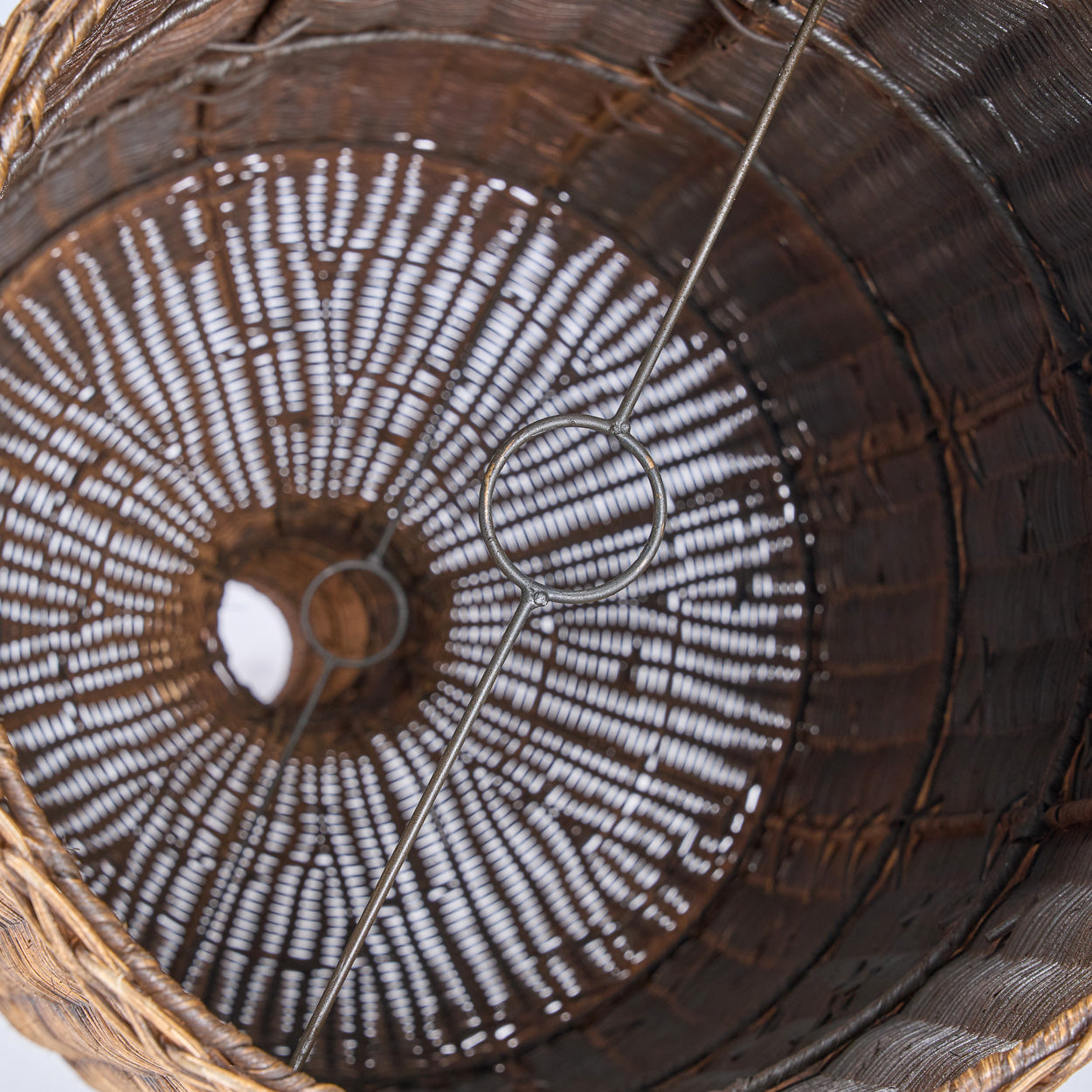 Rotan hanglamp Amphora 50 cm vanuit een andere hoek