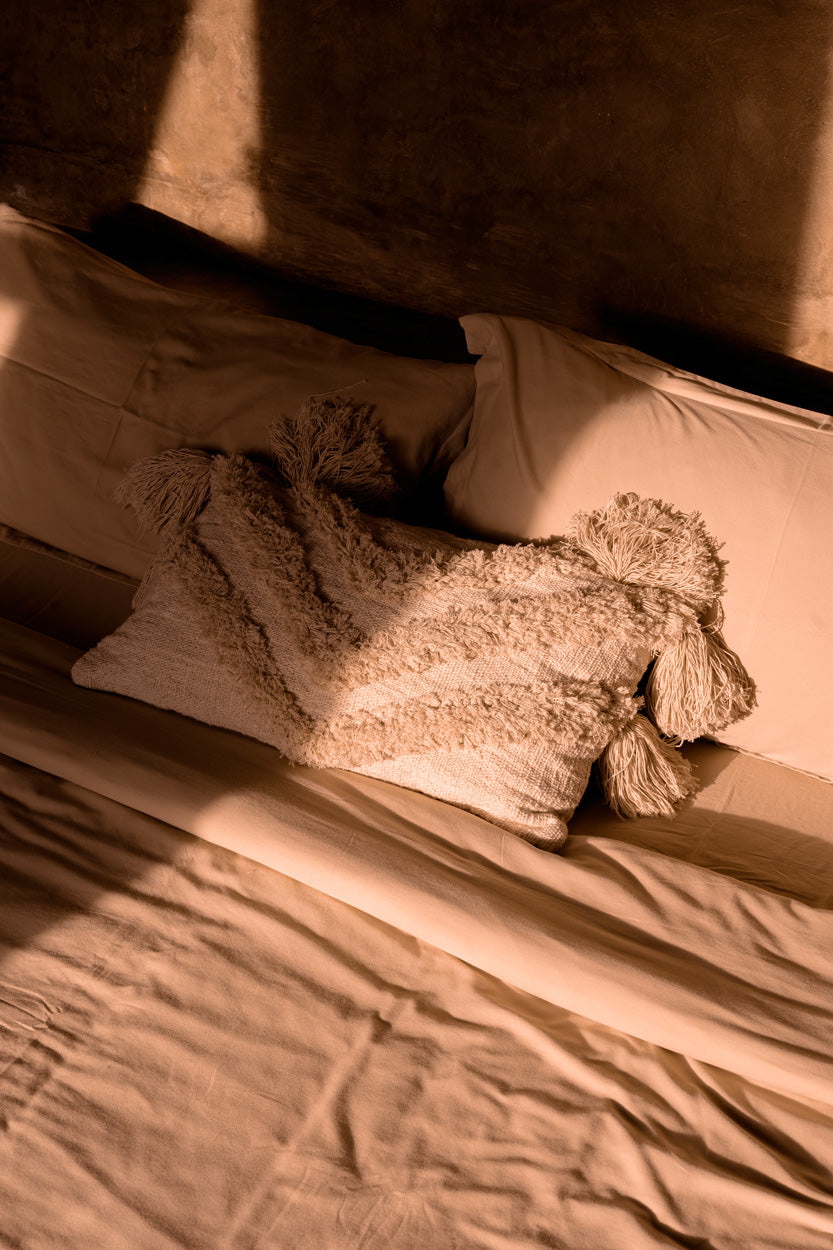 De Nomad kussenhoes met kwastjes - crème