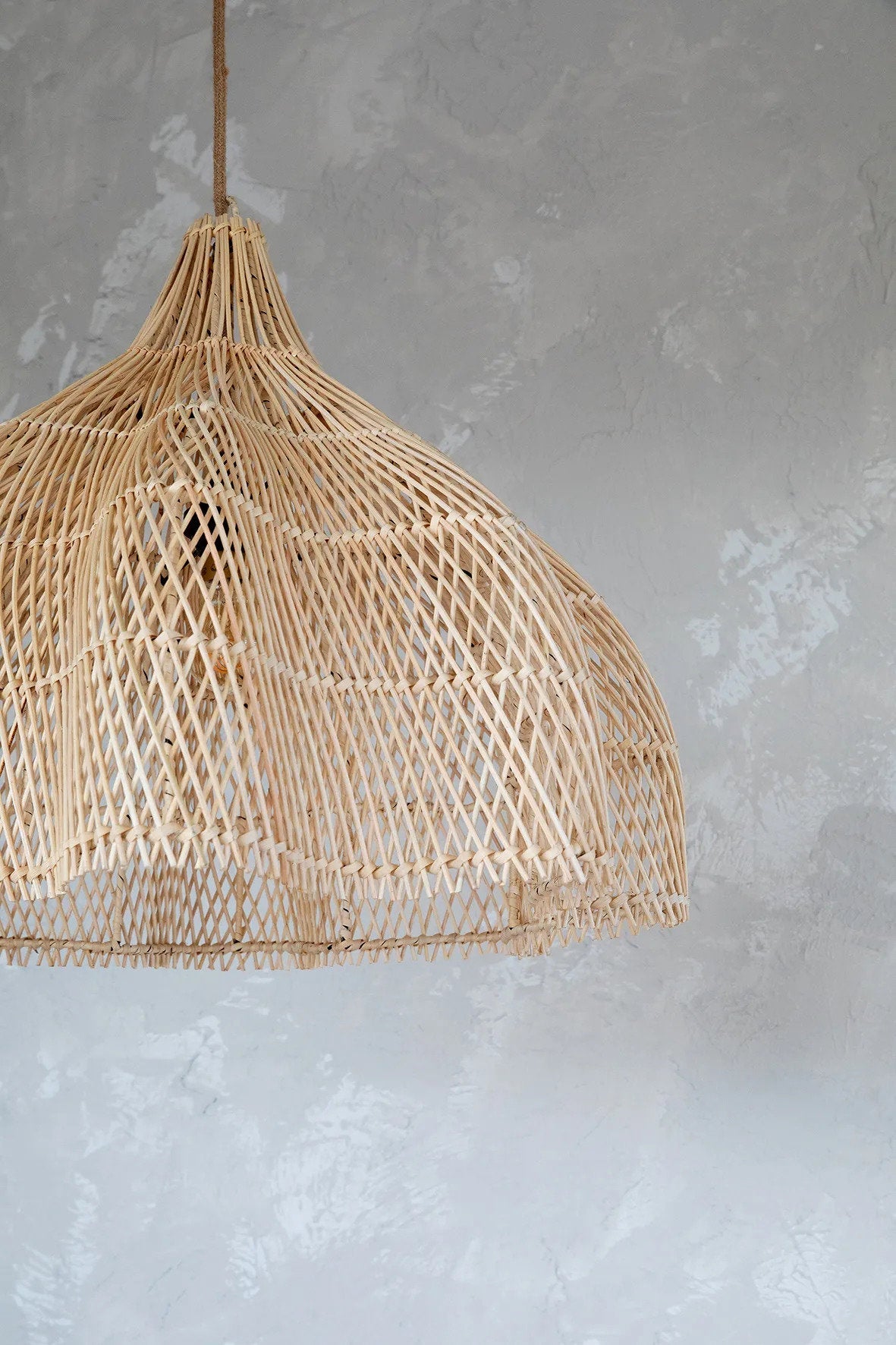 Sfeerbeeld van rotan hanglamp the whipped beige 60 cm
