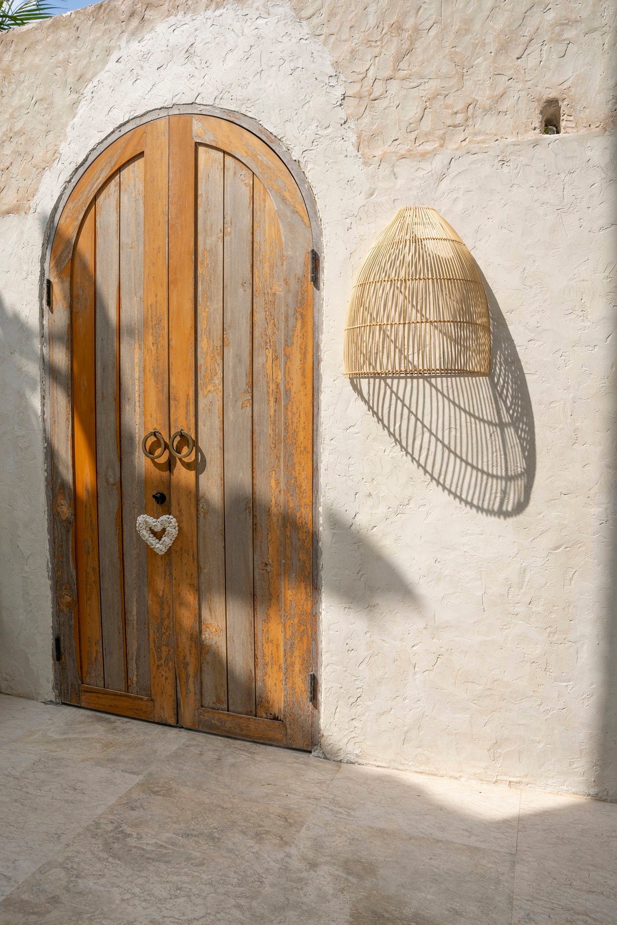 Rotan wandlamp Lalo in sfeervolle setting