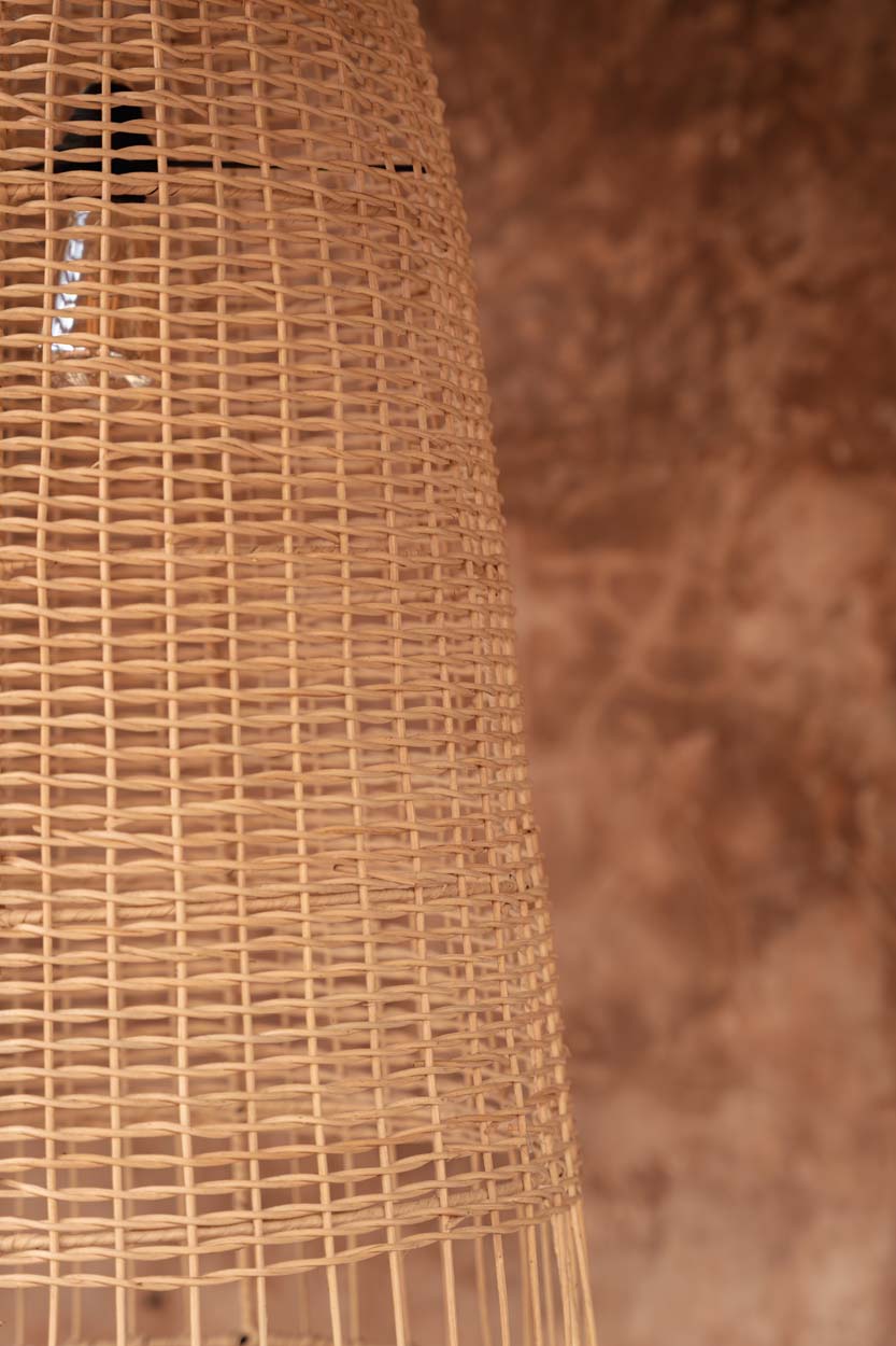 Rotan hanglamp Elba 30 cm vanuit een andere hoek