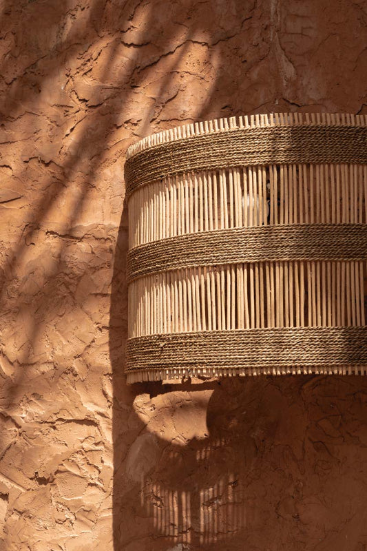 Rotan wandlamp Doedoe in sfeervolle setting