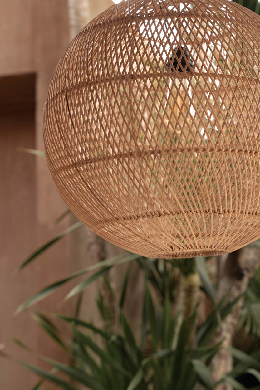 Detail van rotan hanglamp the bubble 30 cm