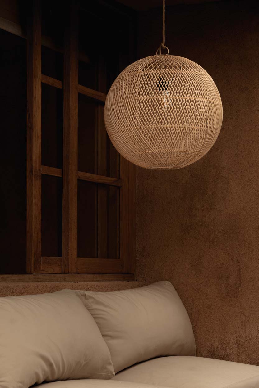Rotan hanglamp The Bubble 30 cm vanuit zijkant