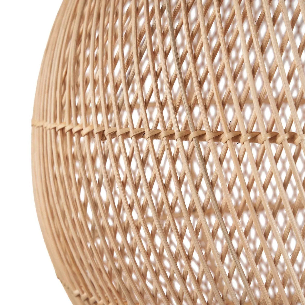 Rotan hanglamp The Bubble 30 cm vanuit een andere hoek