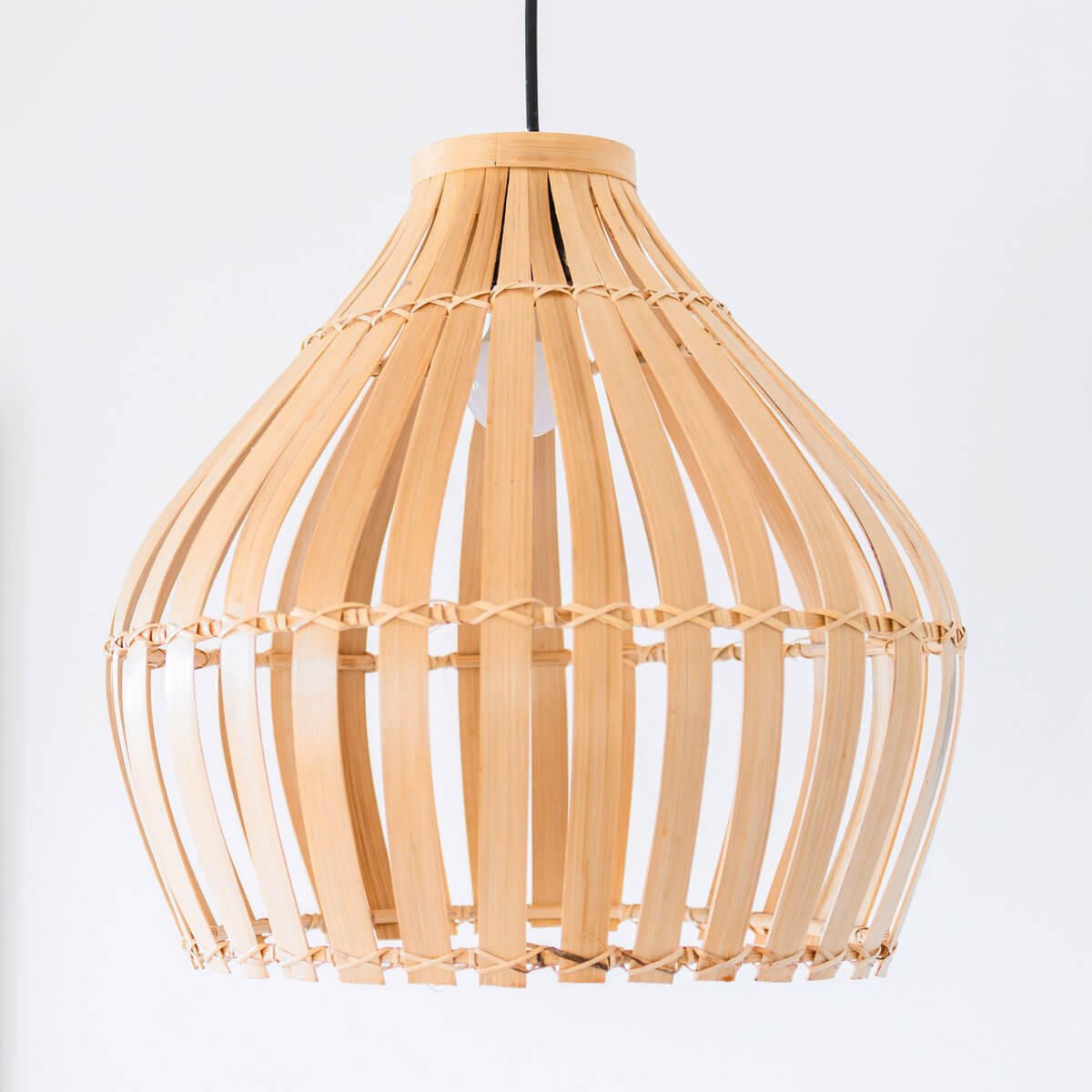 Bamboe lampenkap Kirma Ø45 cm, handgemaakt met elegante klokvorm, voegt warme, natuurlijke sfeer toe aan uw woning.