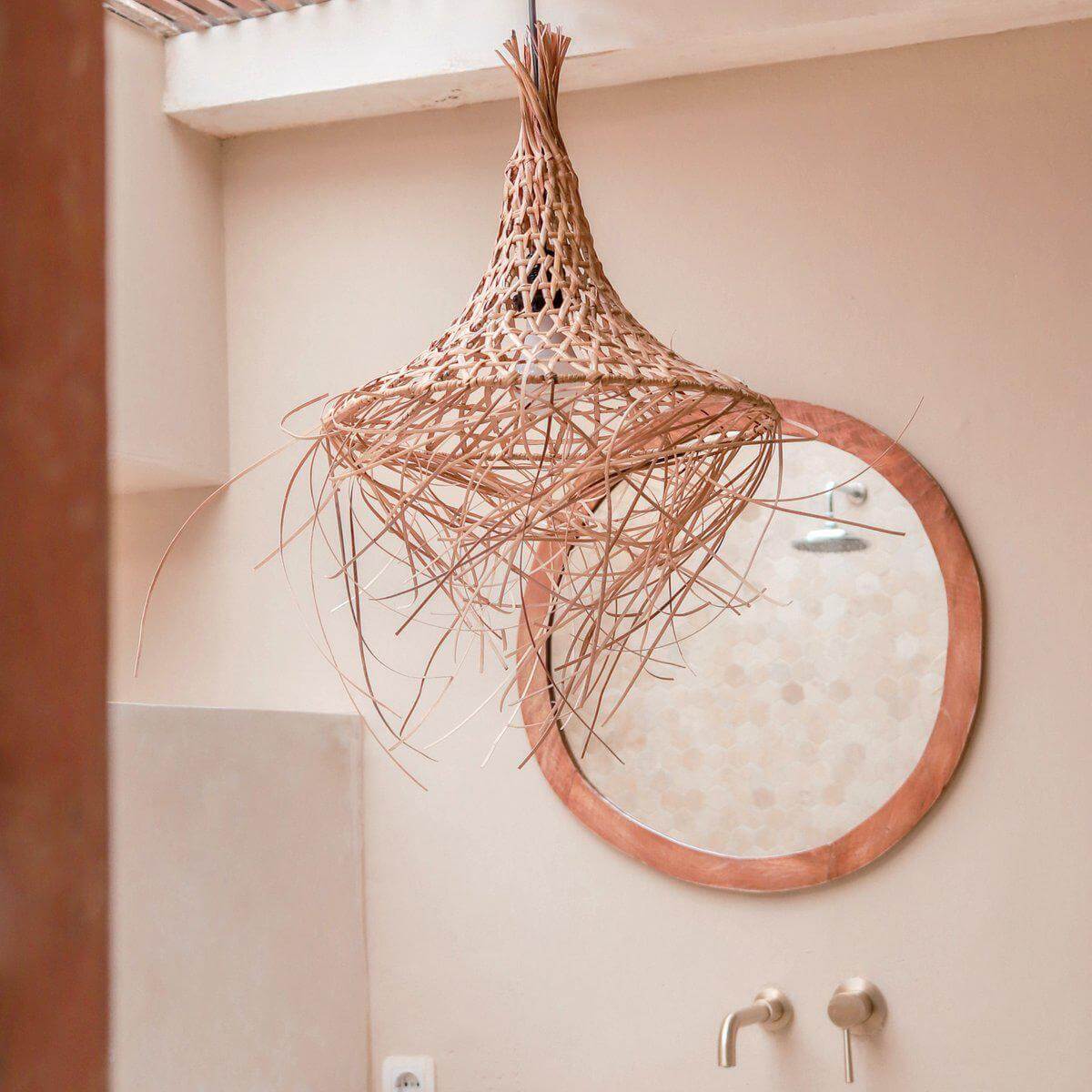 Stijlvolle Gili lampenkap van bamboe in een rustieke badkamer, geweven ontwerp voor warme verlichting en plasticvrije elegantie.