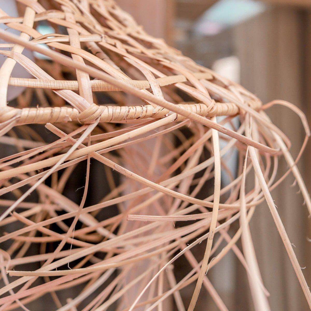 Natuurlijke GILI lampenkap van bamboe met kwastjes, handgemaakt design dat rustgevende lichtpatronen creëert.