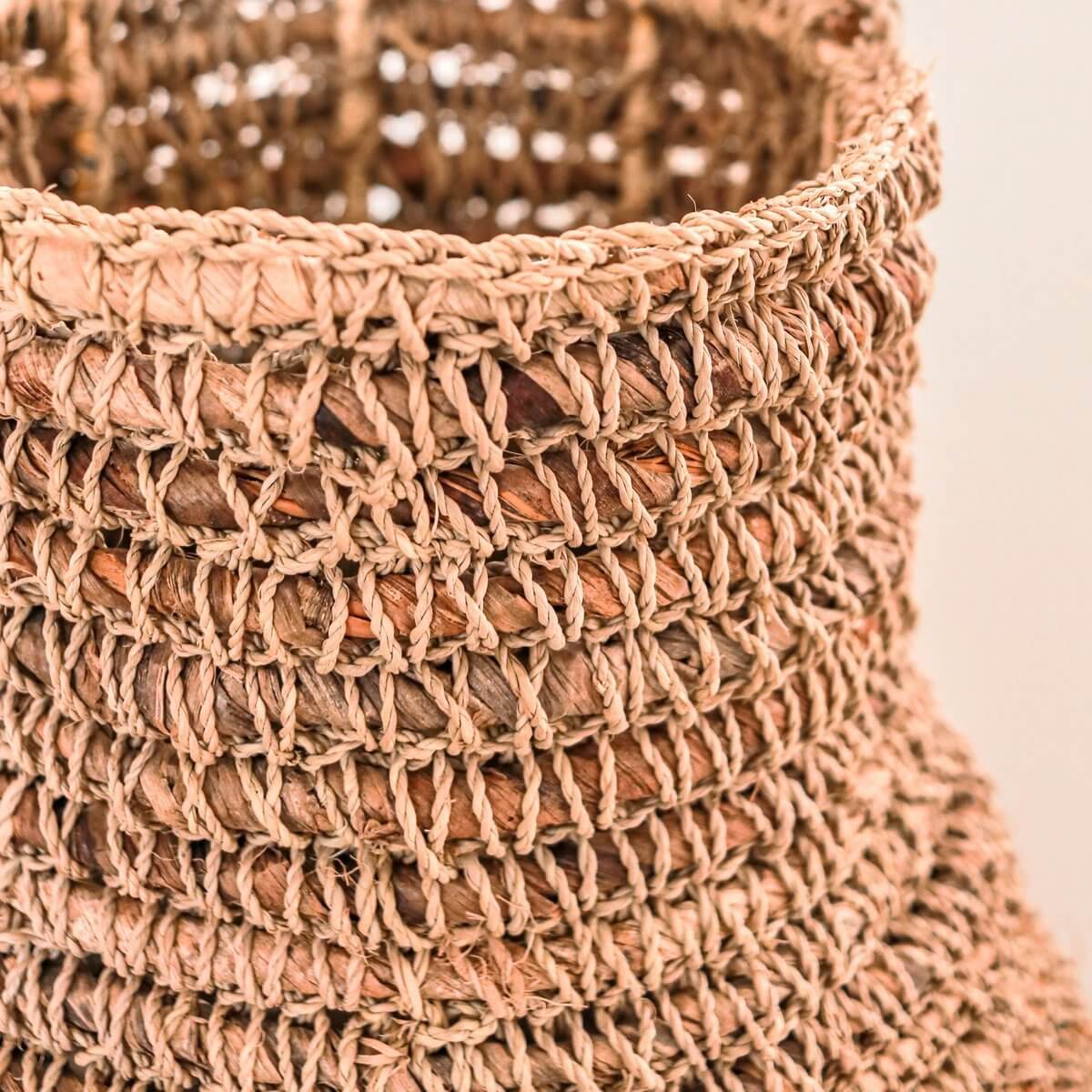 Grote Boho vaas van geweven bananenvezels, perfect voor droogbloemen. Handgemaakt en duurzaam, 30 cm breed, 56 cm hoog.