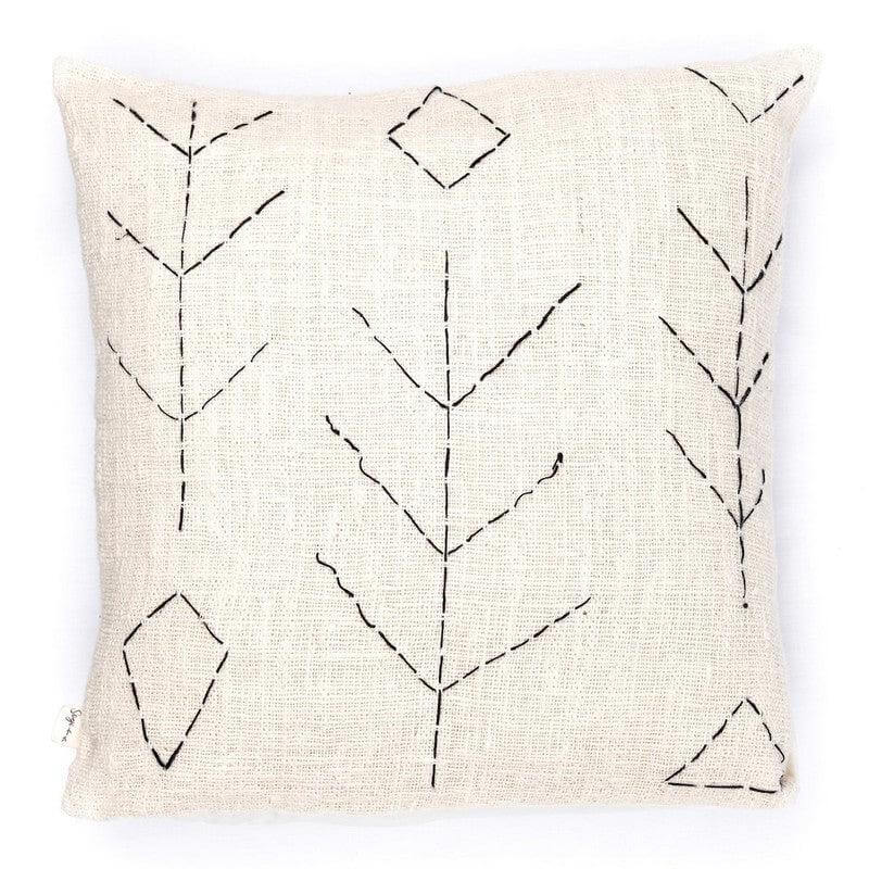 Boho kussen SERAJA, handgeweven van natuurlijk katoen, 40x40 cm, decoratief met zwarte patronen, duurzaam en plasticvrij.