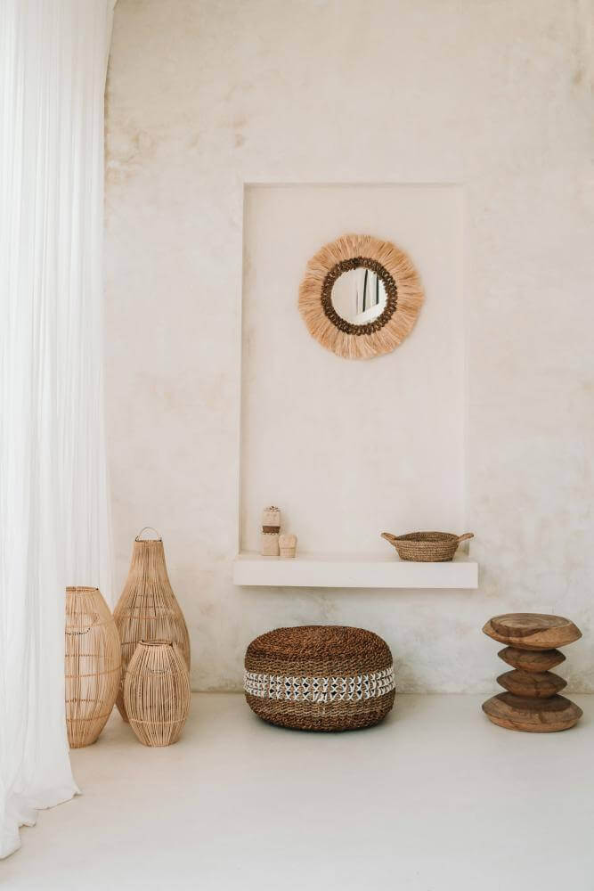 Interieur met boho spiegels en natuurlijke elementen voor een sfeervolle en lichte woonkamer.