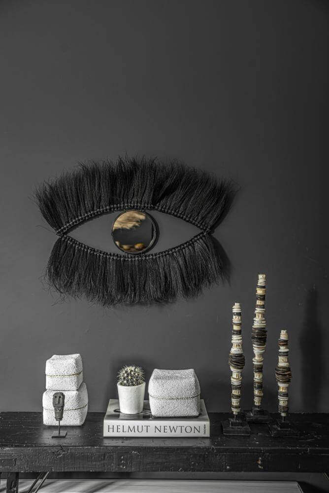 Boho spiegel The Black Eye met grasontwerp, decoratief en functioneel in zwart interieur.