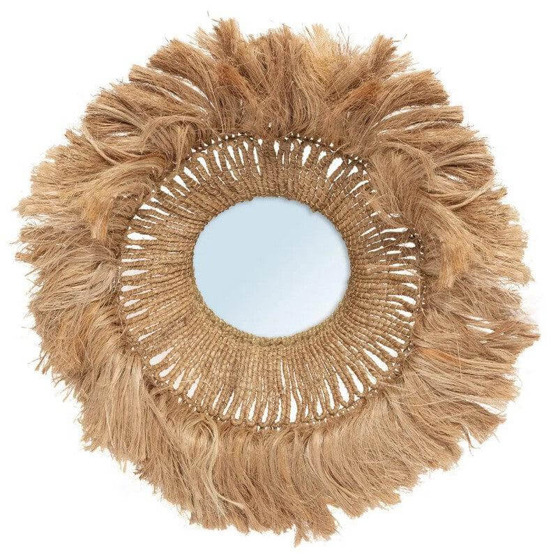 Natuurlijke komvormige spiegel gemaakt van duurzaam abacagras, voegt elegante stijl en diepte toe aan elk interieurontwerp.