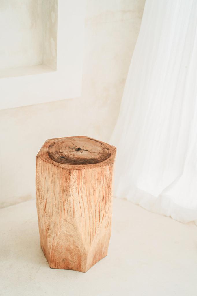 Elegante kruk van duurzaam suarhout met geometrisch design, natuurlijke donkere tinten, perfect voor warme en authentieke interieurs.