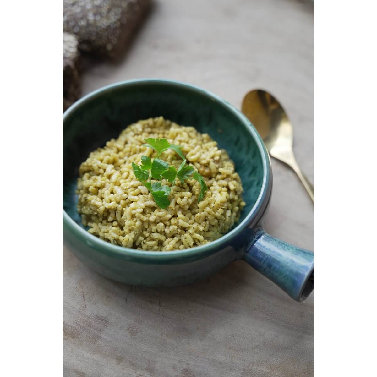 Aqua Braadpan met handvat gevuld met heerlijk rijstgerecht, handgemaakt keramiek, ideaal voor veelzijdig koken en serveren.