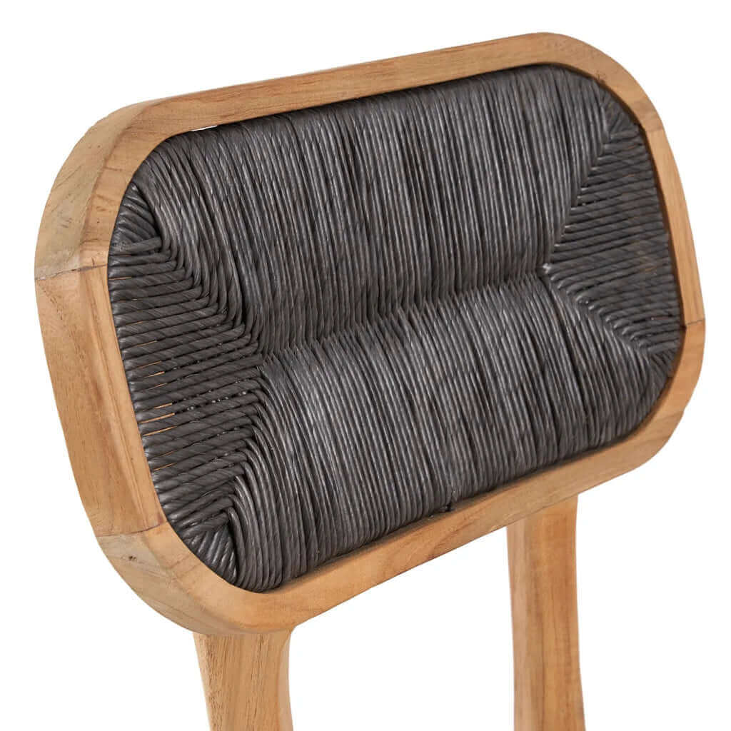 Detail van een Arigato eetkamerstoel met zwart geweven rugleuning en teakhouten frame, ontworpen voor binnen- en buitengebruik.