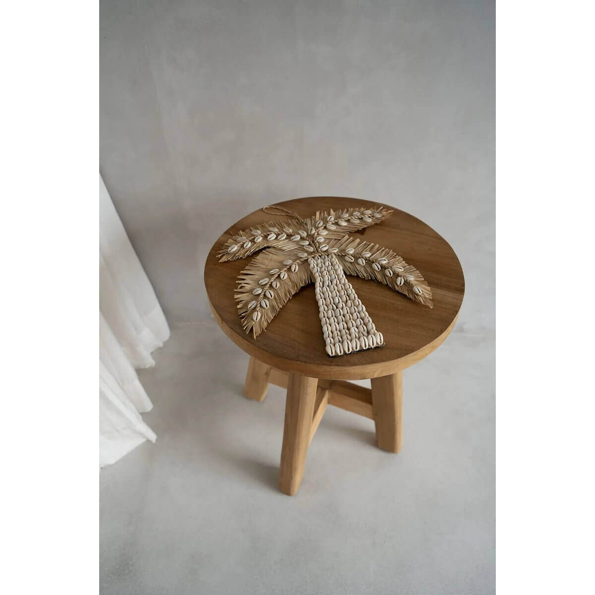 Natuurlijke De Atziri Kruk met palmdecoratie, prachtig houten ontwerp voor interieur, biedt comfort en stijl met een unieke uitstraling.