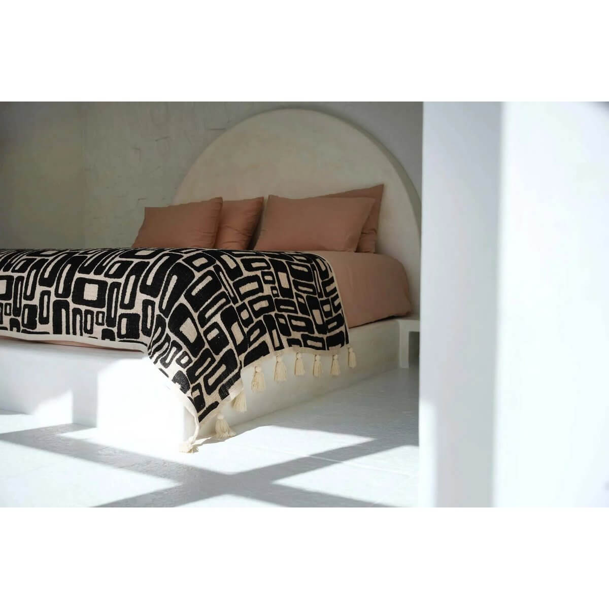 Aztec Bedsprei in natuurlijke zwarte kleur op bed met modern design, Bazar Bizar, 128x240cm, perfect voor elk interieur.