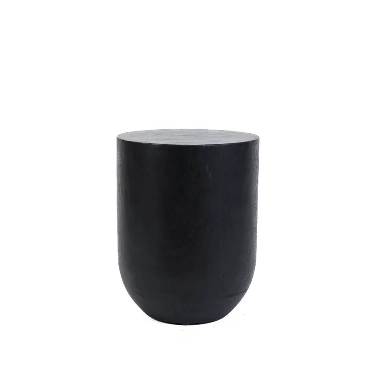 De Buntuk Kruk in zwart suarhout, Bohemian style stool blending modern elegance with natural wood grain texture.
