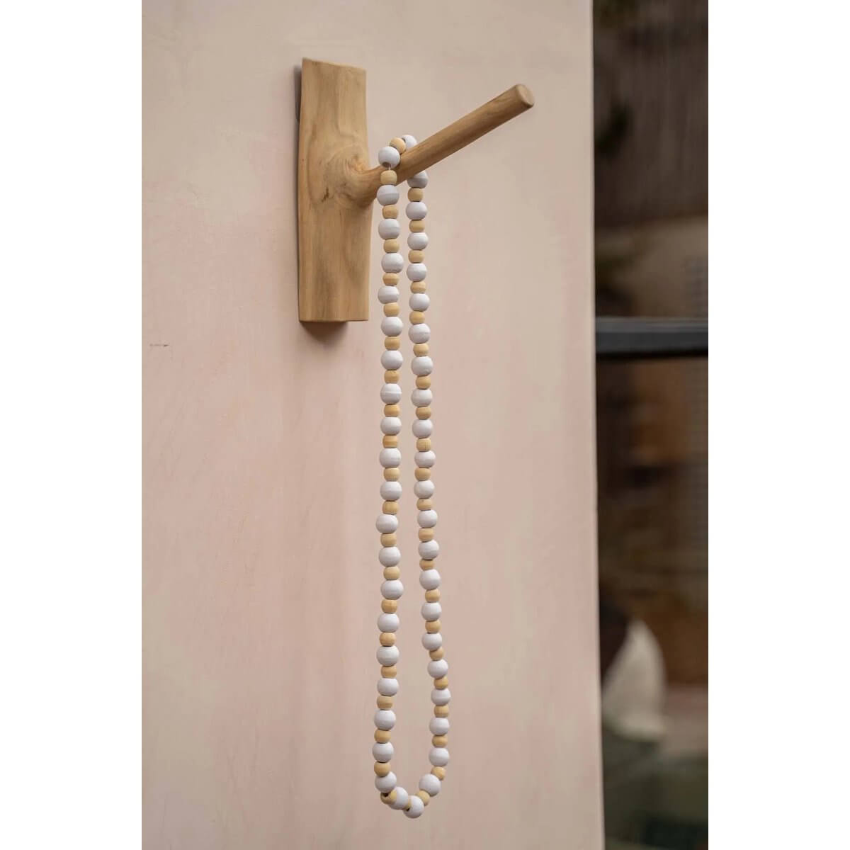 Bohemian De Canggu ketting with natural white wooden beads, showcasing timeless elegance and smooth design for any occasion.