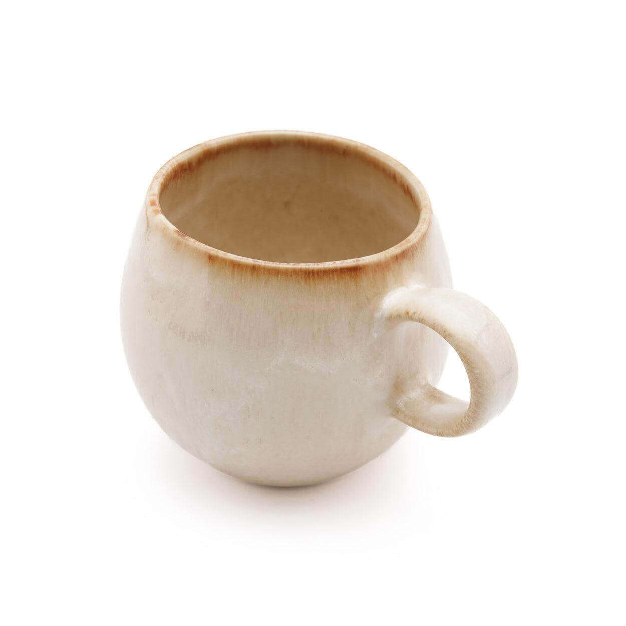 Stijlvolle witte keramische koffiemok met gele tint, perfect voor brunch en diner, uit de De Cascais set van 6 mokken.