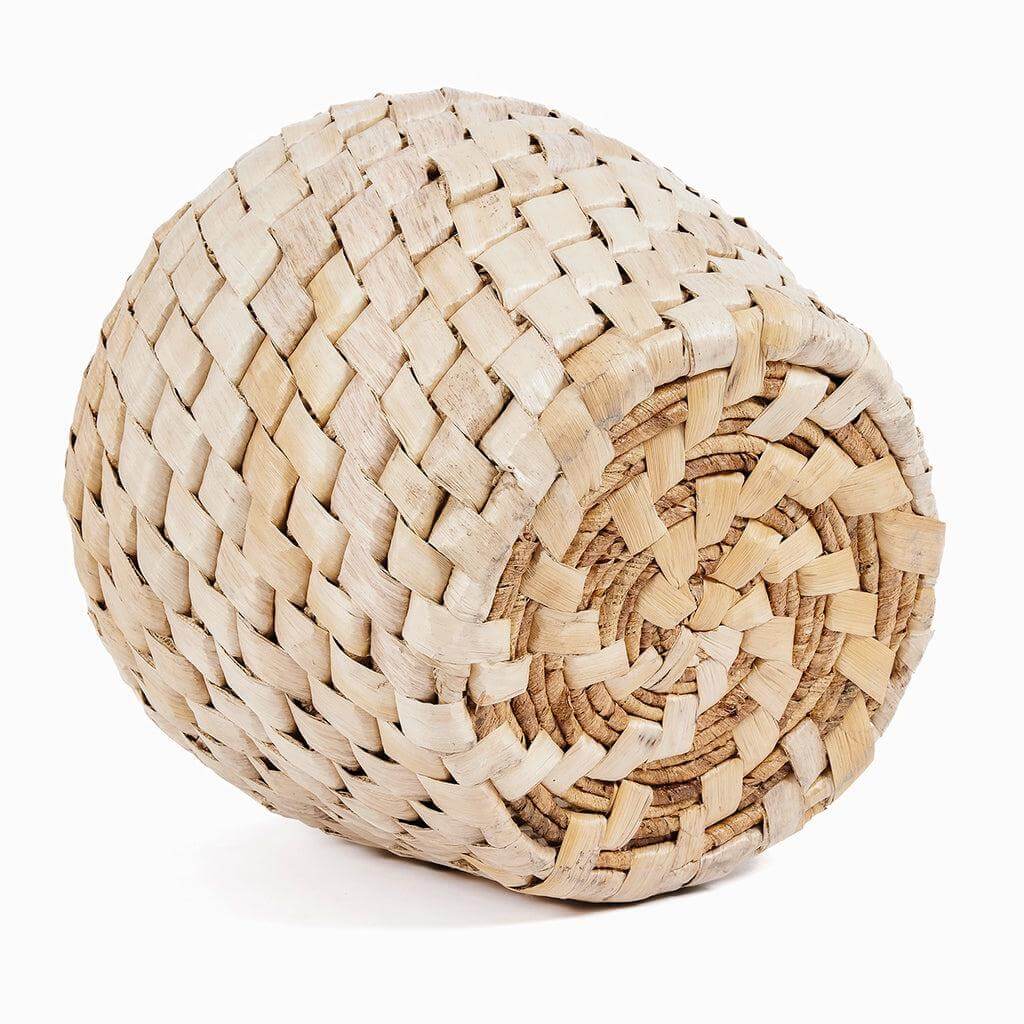 Stijlvolle ronde Chidi-mand van licht bananenblad met diagonaal patroon, veelzijdig en duurzaam ontworpen voor elke kamer.