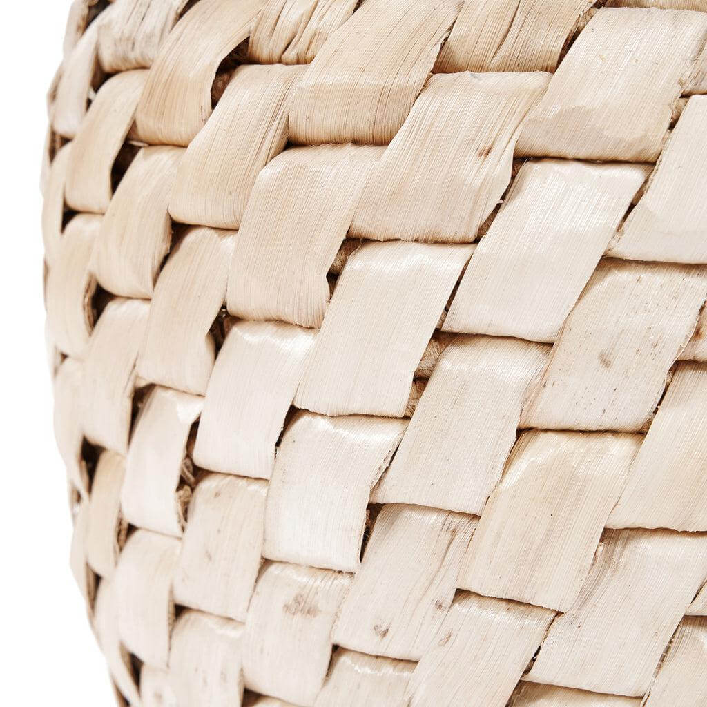 De Chidi Mand van lichtgekleurd bananenblad met diagonaal patroon, biedt esthetische en duurzame opslag. Kleur: naturel.