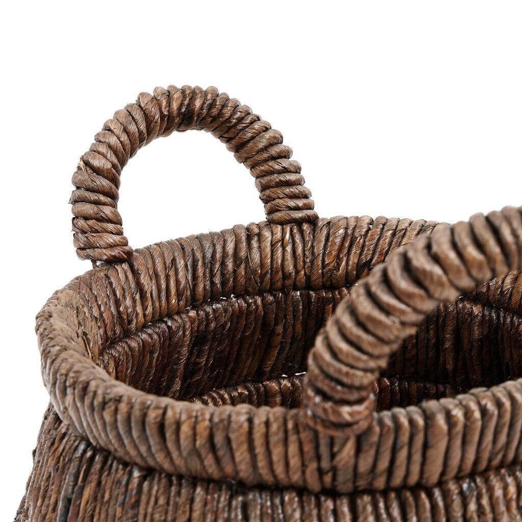Handgeweven mand van gedroogd bananenblad met handvaten, donkerbruin, ideaal voor woonkamer of badkamer. Driehoekig en stijlvol Nederlands design.