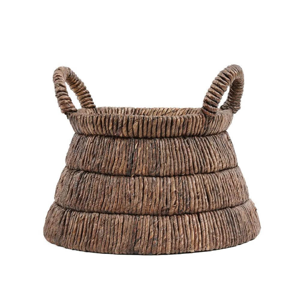 De Chisomo mand handgeweven uit bananenblad, driehoekige vorm met handvaten, donkere aardse uitstraling, perfect voor elk interieur.
