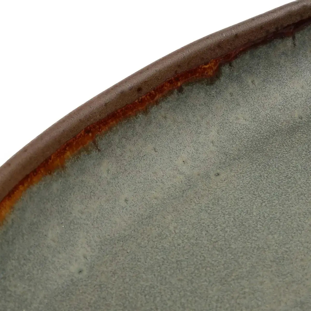 Close-up of De Côa Serveerschaal M - handcrafted Portuguese ceramic with subtle color nuances and organic design.
