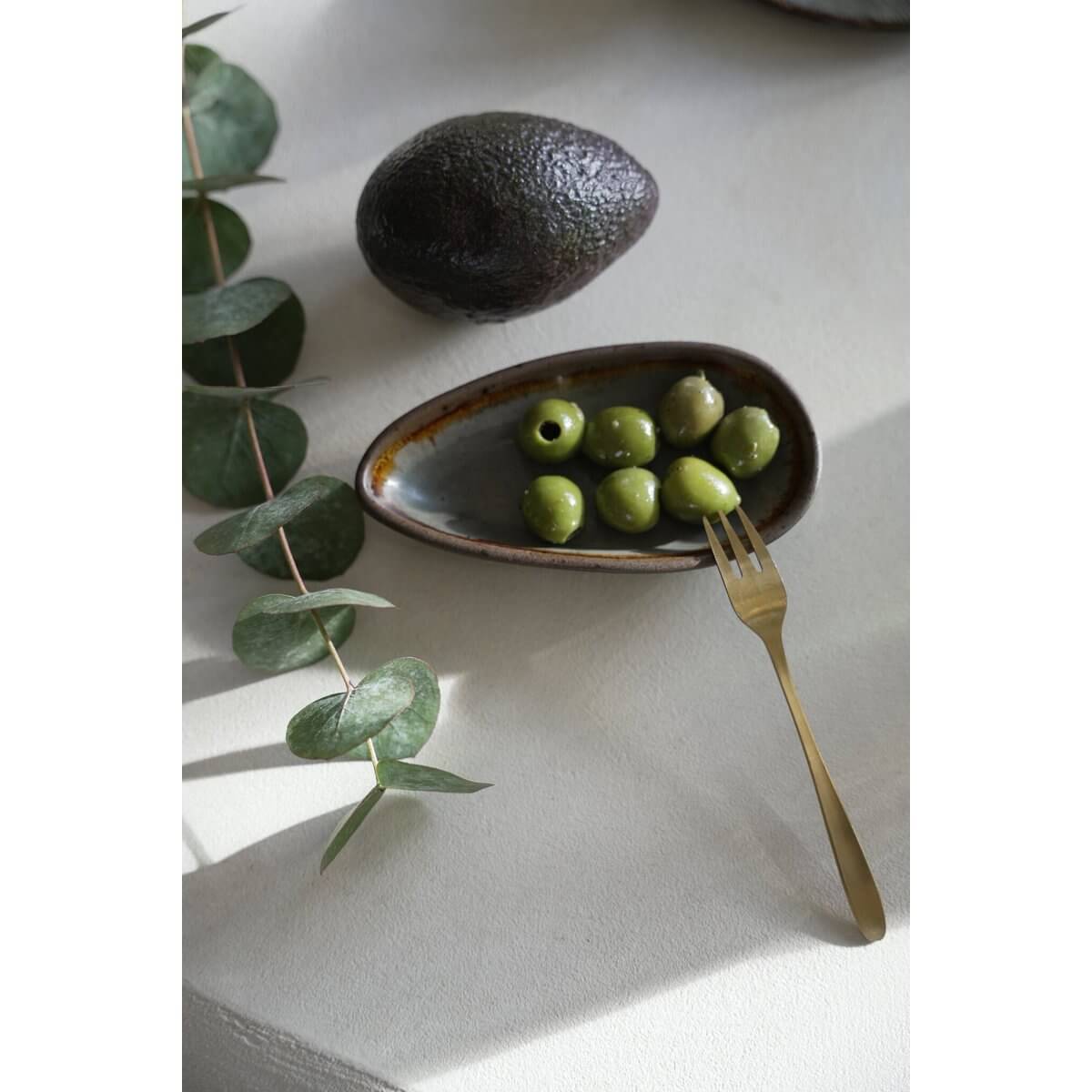 Elegant De Côa serveerschaal met groene olijven en avocado, handgemaakt Portugees keramiek voor een chique tafelsetting.