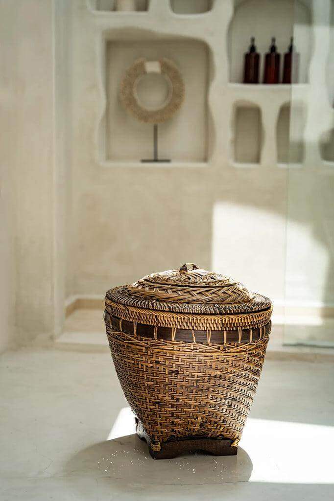 Handgemaakte rotan mand in naturel bruin, perfecte combinatie van stijl en functie voor je interieur, met prachtige diepe accenten.