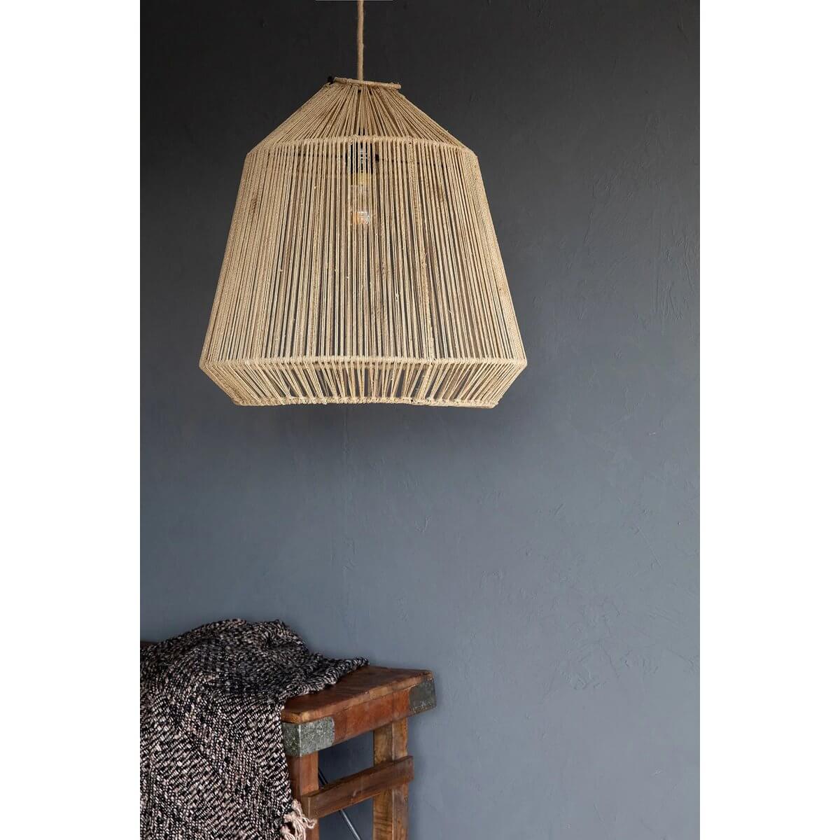 Alt Tag: Natuurlijke handgeweven zeegras hanglamp tegen een blauwe muur, perfecte boho decoratie voor elke ruimte.