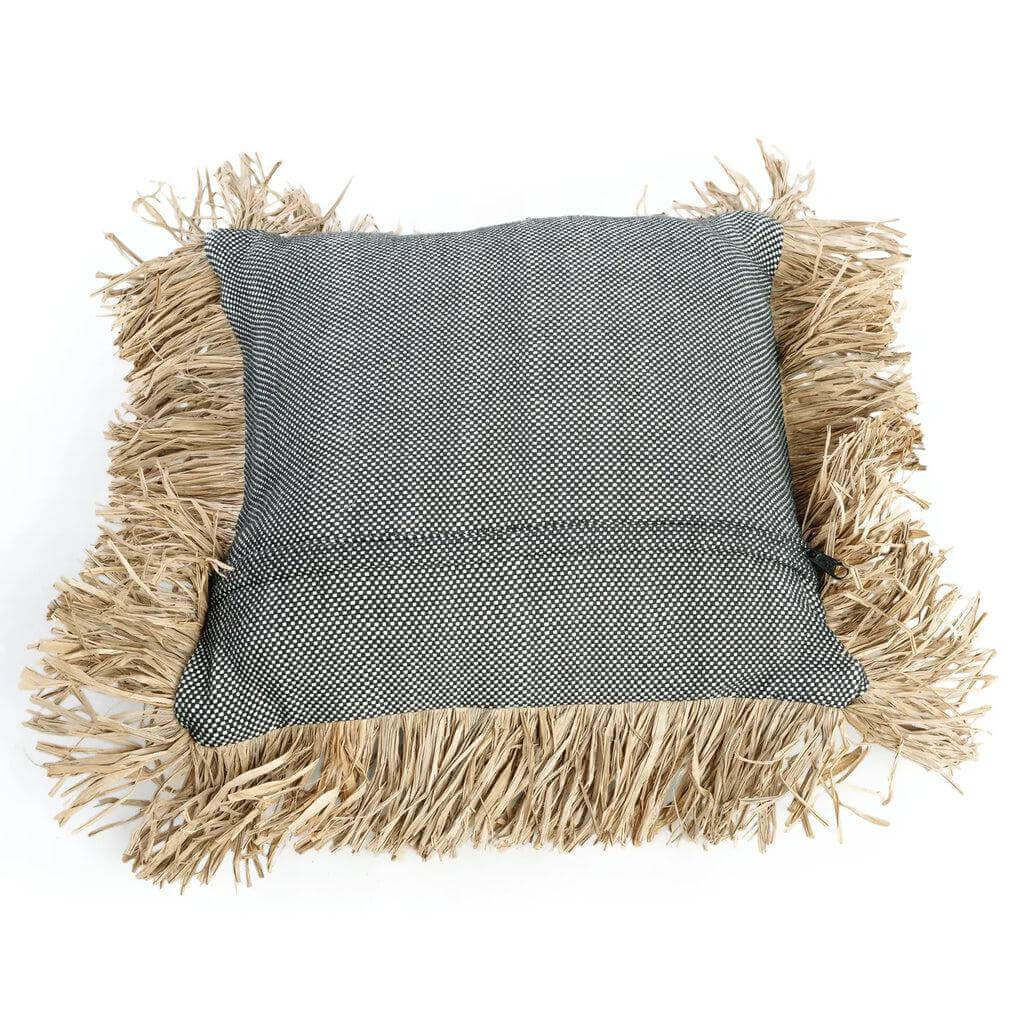 De Cotton Bonita kussenhoes - zwart naturel met raffia franjes, ideaal voor een strandachtige sfeer in huis, tuin of terras, 40x40 cm.