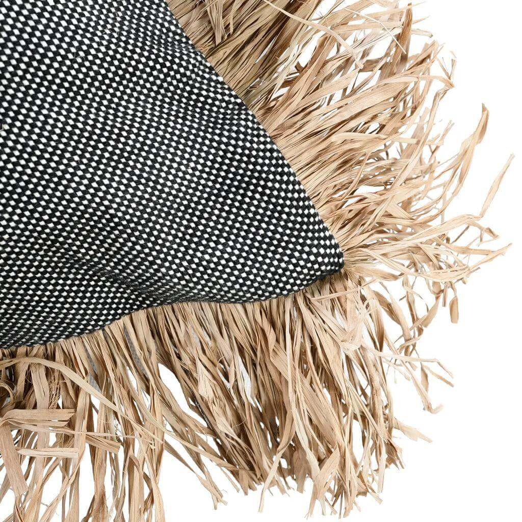 Stijlvolle zwart-witte kussenhoes met raffia franjes, perfect voor een coastal look in huis of tuin, 60x60 formaat.