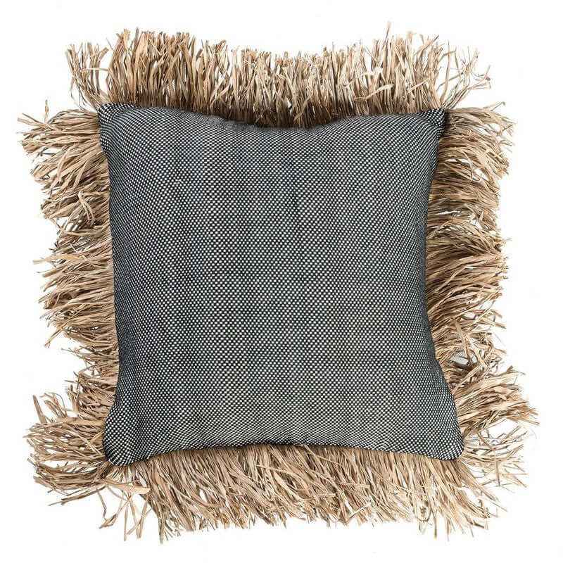 De Cotton Bonita Kussenhoes met zwart-witte stippen en raffia franjes, 40x40 cm, voor een stijlvolle, kustachtige uitstraling in huis of tuin.