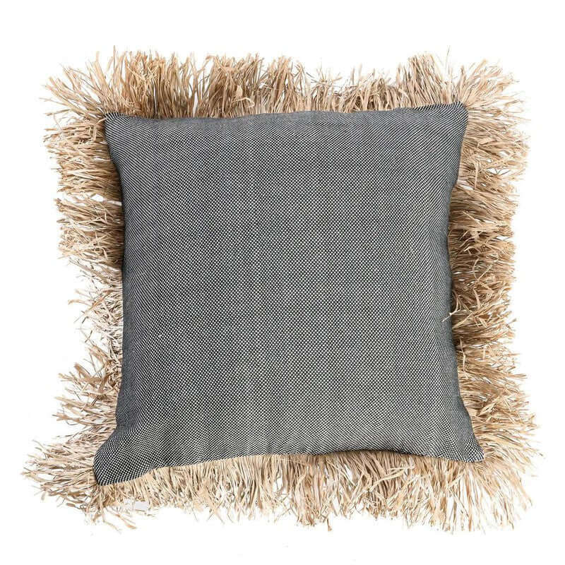 Kussenhoes De Cotton Bonita zwart naturel 60x60 met raffia franjes, voegt stijlvolle coastal vibes toe aan interieur, tuin of terras.