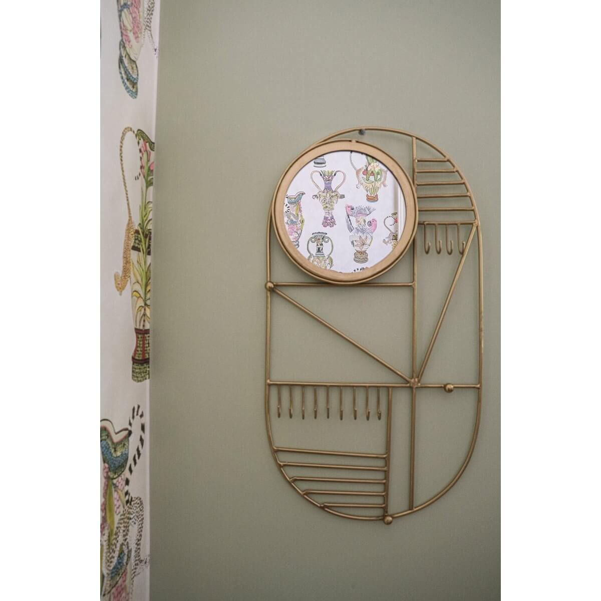 Elegante messing muurhanger met speels ontwerp voor een vleugje charme in je interieur.