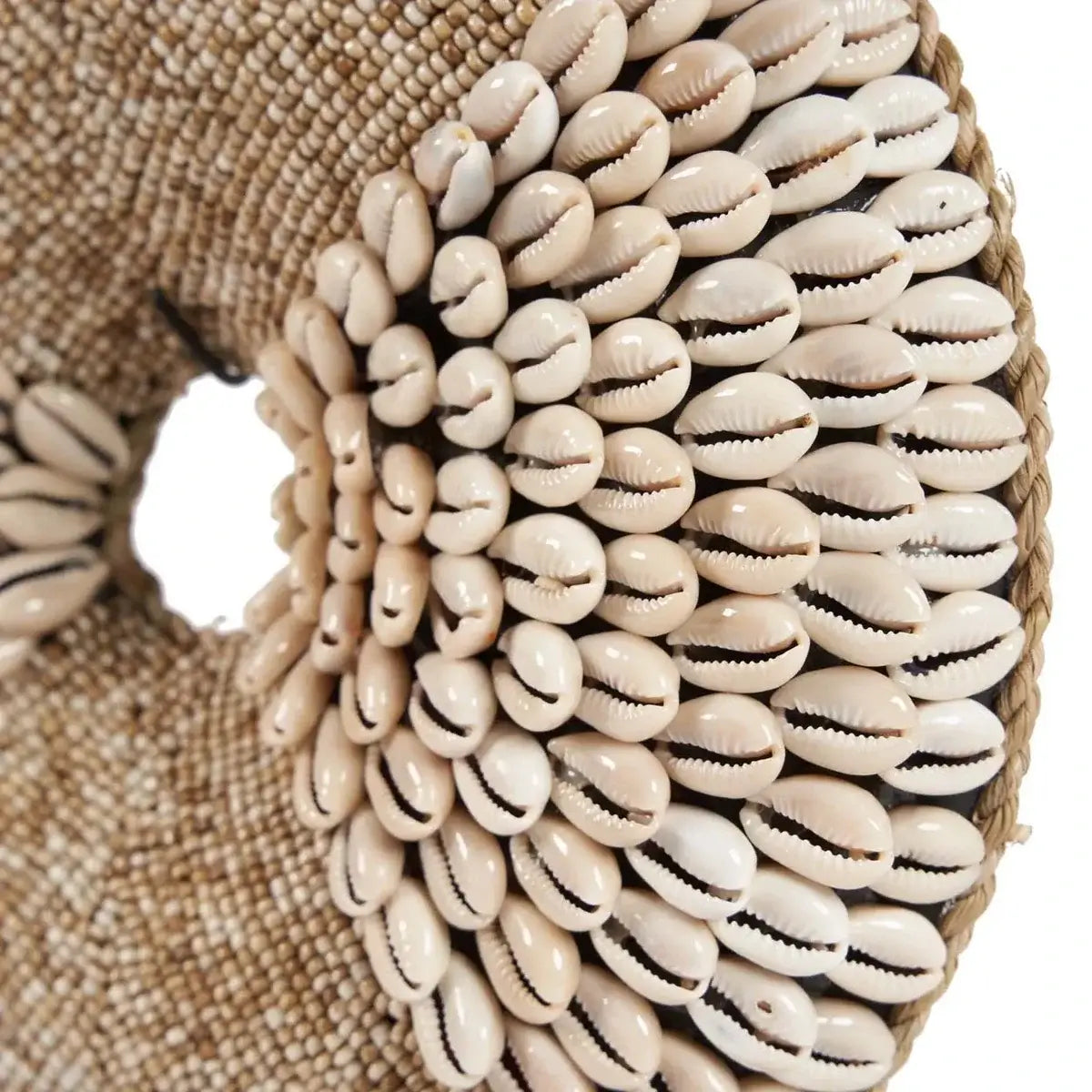 Detail of De Doh Nuts op standaard in natural white, featuring elegant design with seashell elements, perfect for stylish interiors.