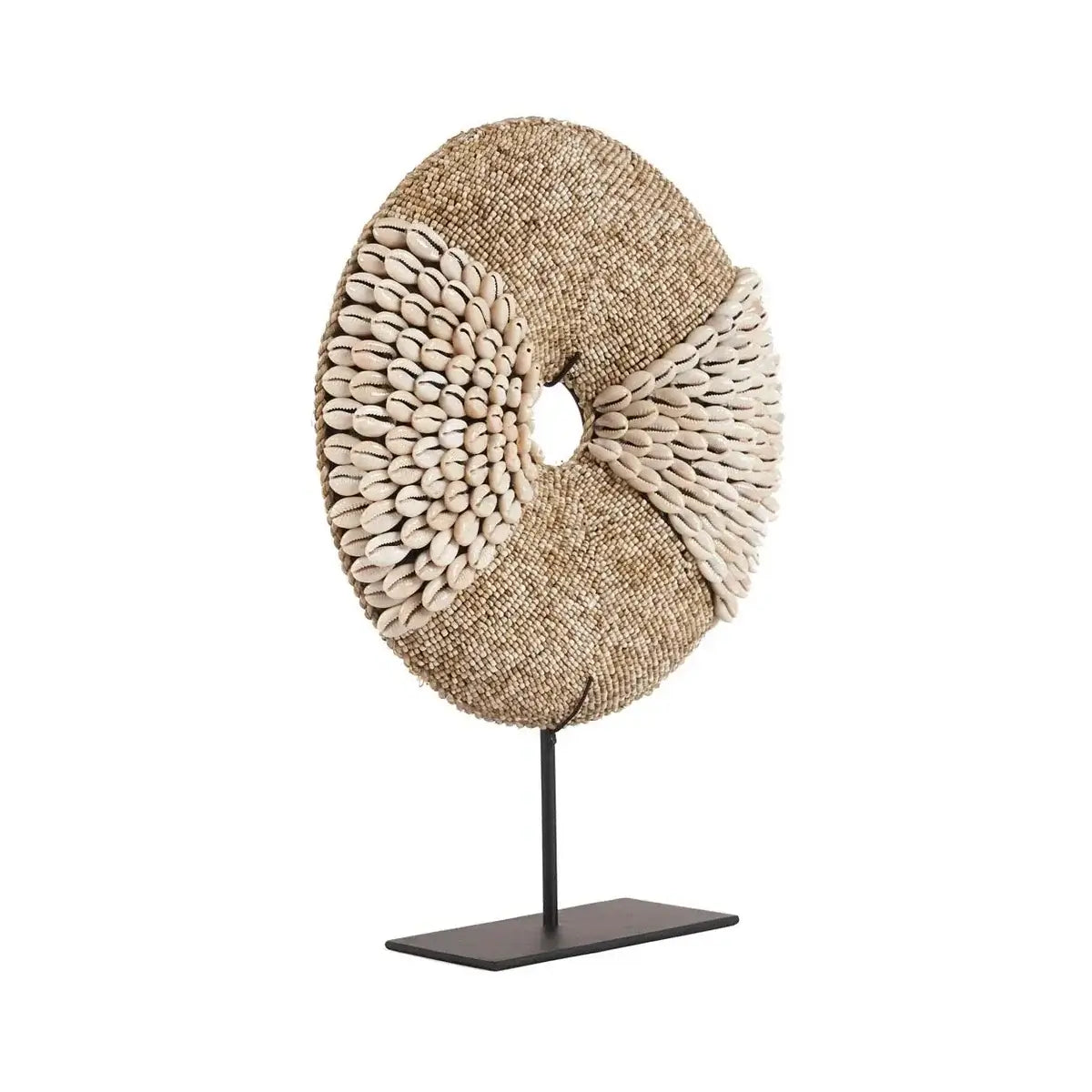 "De Doh Nuts op standaard - natuurlijk wit, een elegant en speels interieurstuk met verfijnde ronde constructie, op een zwarte standaard."