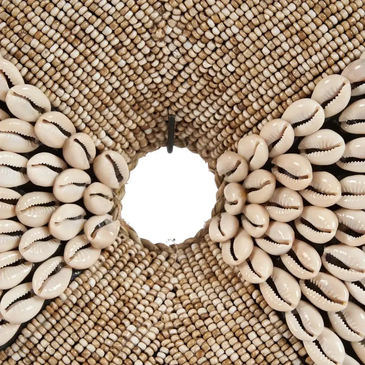 Elegant De Doh Nuts op standaard met natuurlijk wit, charmant en speels ontwerp perfect voor elk interieur.
