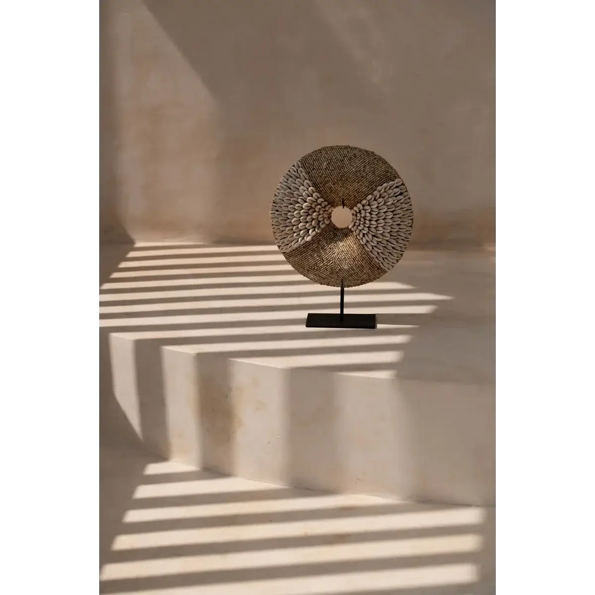 Elegant De Doh Nuts op standaard in natuurlijk wit op een trap met zonlicht en schaduwen, toegevoegd aan huisinterieur voor speelse charme.