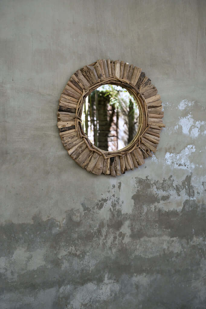 De Driftwood Crown Spiegel - M Bazar Bizar Deze prachtige spiegel is gemaakt door stukken drijfhout te verzamelen en ze rond het ronde glas in het midden te plaatsen. Geen enkele spiegel is precies hetzelfde!Er zijn nog twee andere ontwerpen verkrijgbaar