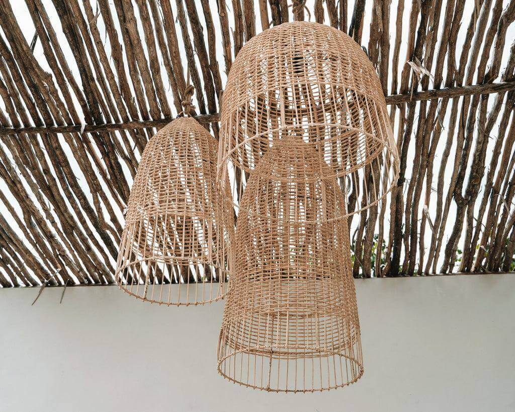 Natuurlijke rotan hanglamp De Elba in kooivorm, perfect voor een mediterrane sfeer, verkrijgbaar in twee maten. Ideaal voor binnen en buiten.
